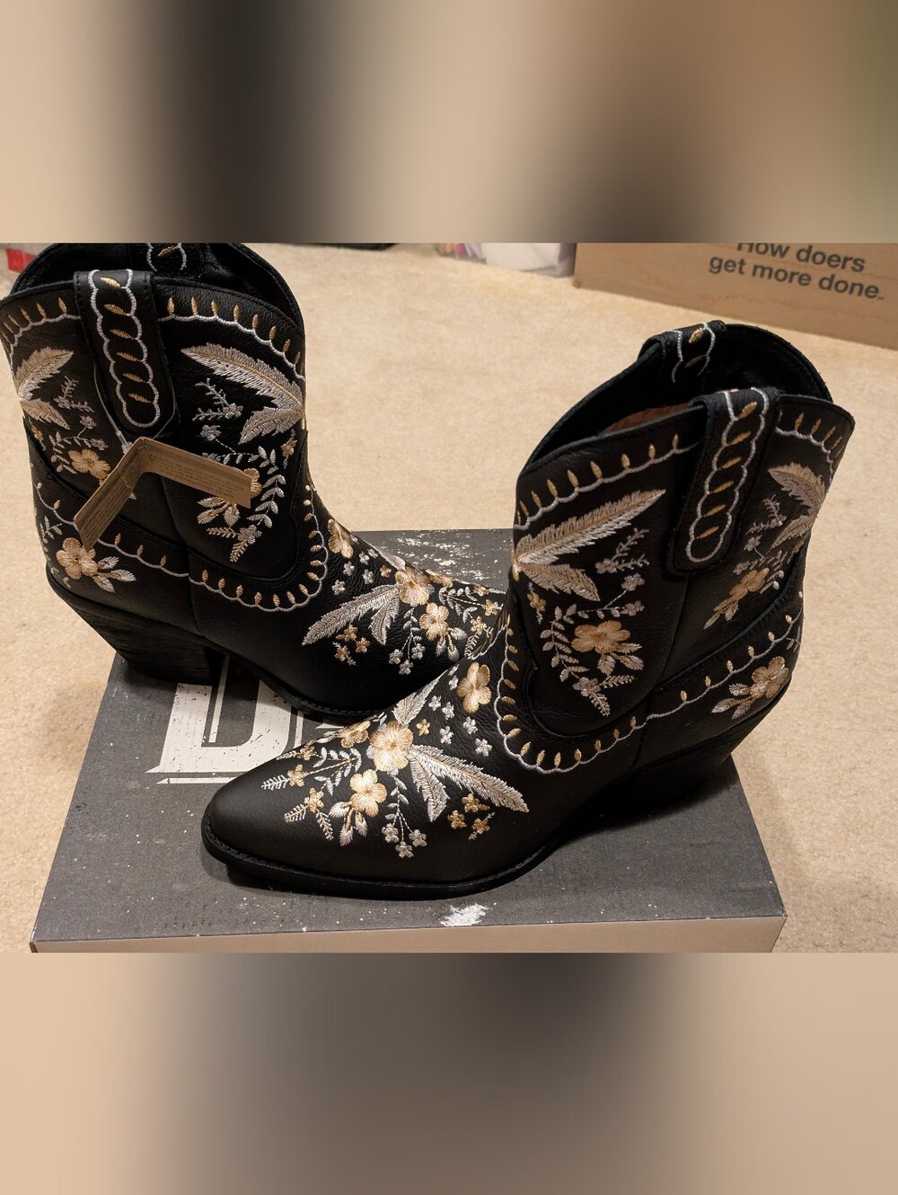 Dingo Primrose Embroidered Floral Snip Toe Cowboy Booties Womens Boots Size 10M